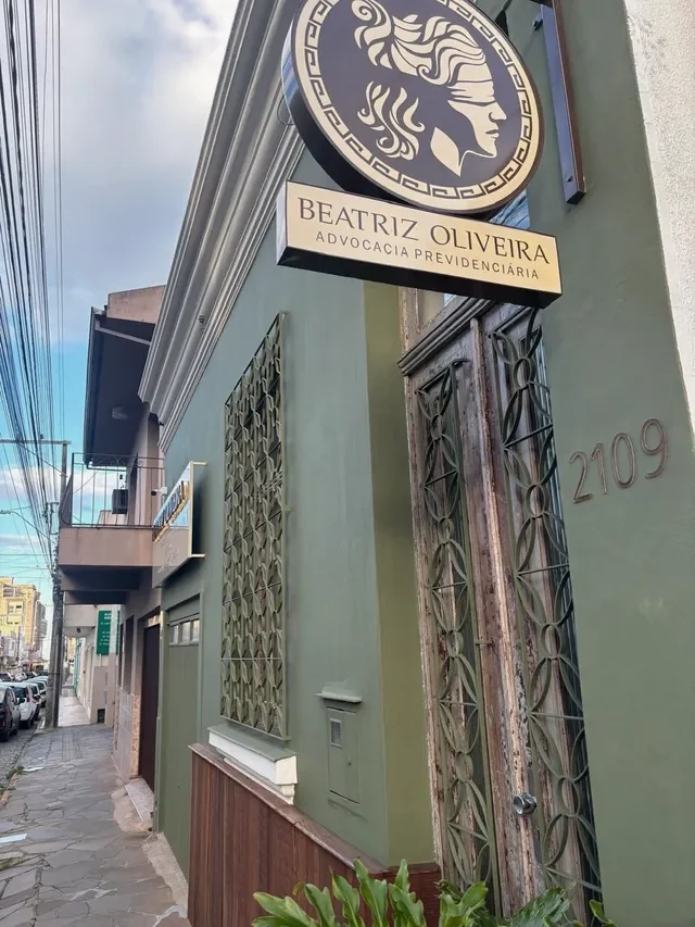 Fachada lateral do escritório com placa Beatriz Oliveira Advocacia Previdenciária