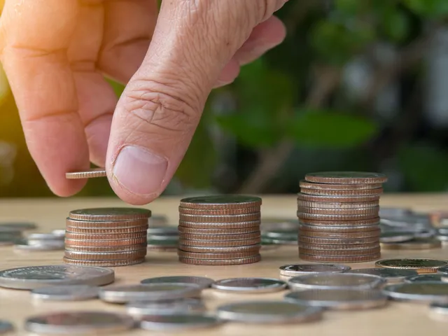 Pilhas crescentes de moedas representando o aumento dos benefícios previdenciários