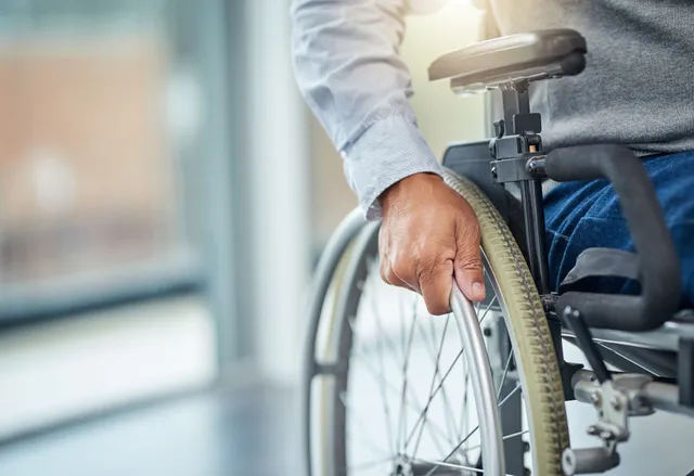 Pessoa em cadeira de rodas representando o benefício por incapacidade