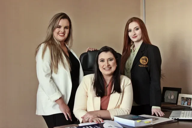 Equipe da Beatriz Oliveira Advocacia em momento de trabalho conjunto