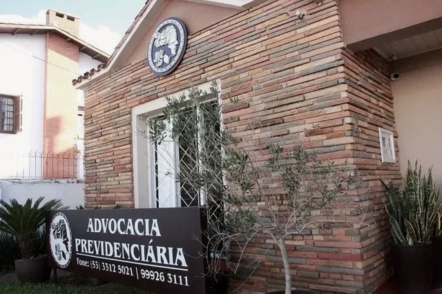 Entrada do escritório com porta de madeira e detalhes em piso histórico